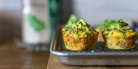 Muffins de café da manhã com cúrcuma, couve e quinoa