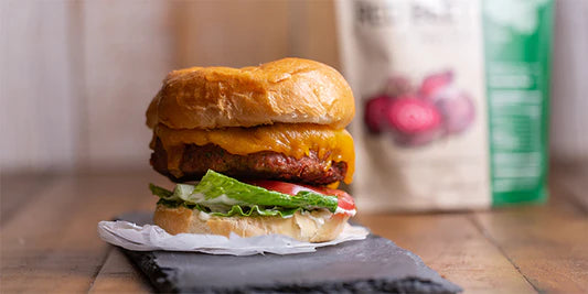 Hambúrguer de peru com beterraba vermelha